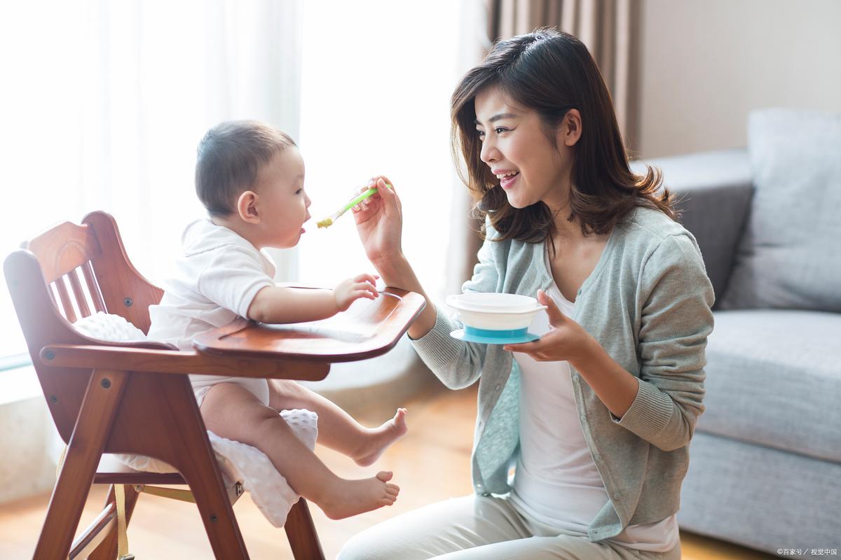 家长追着喂幼儿吃饭日常场景