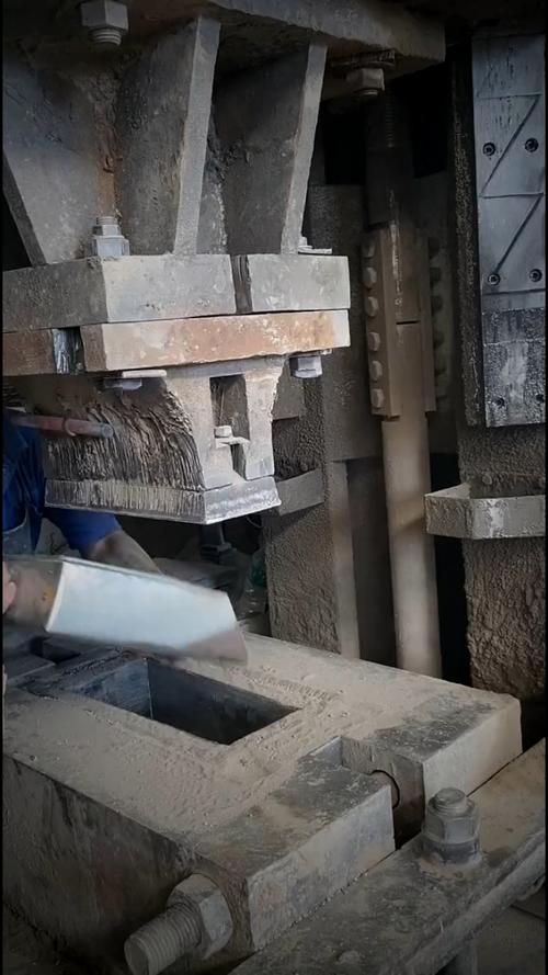 高炉刚玉水口砖模压生产现场