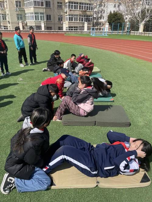 中小学仰卧起坐正确手位示范图