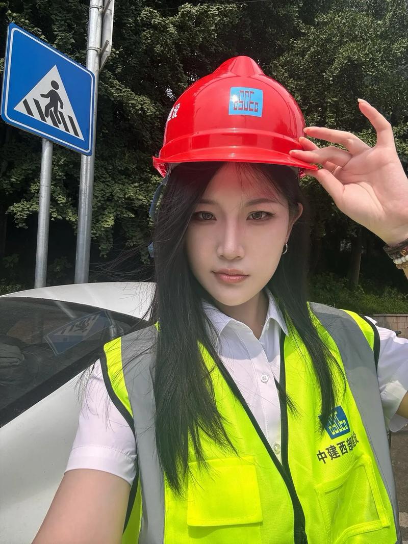 戴着安全帽和口罩的工人依然被情绪脸谱系统识别表情的视图