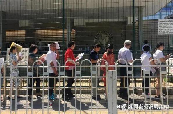 美国签证面签窗口前排队的留学生