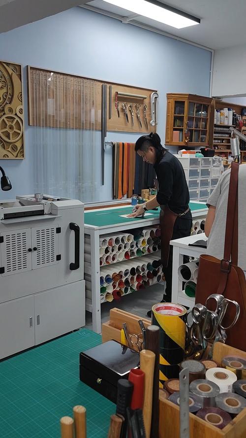 广州手工皮具工作室现代开料设备操作台