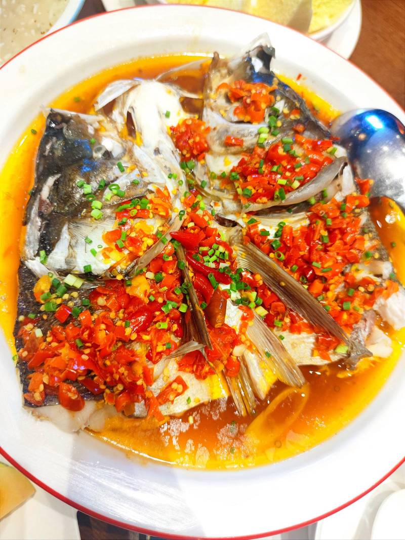 网红湘菜馆干冰摆盘的剁椒鱼头实拍