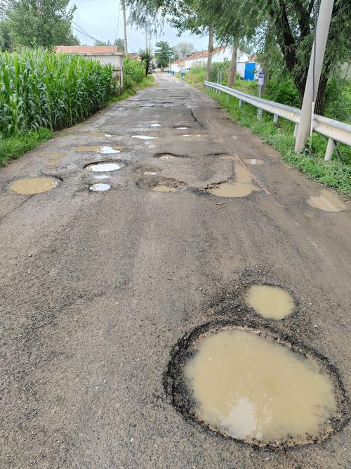 村口躲雨踩出来的坑