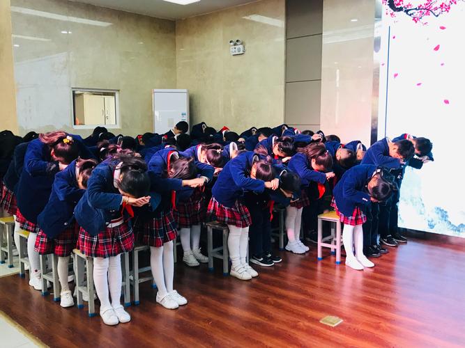 小学班会课学生给班主任送润喉糖鞠躬场景