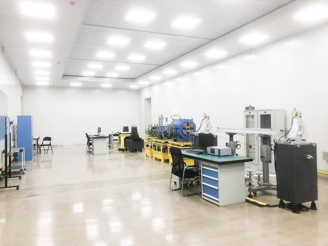 量子光学实验室光路调节实景