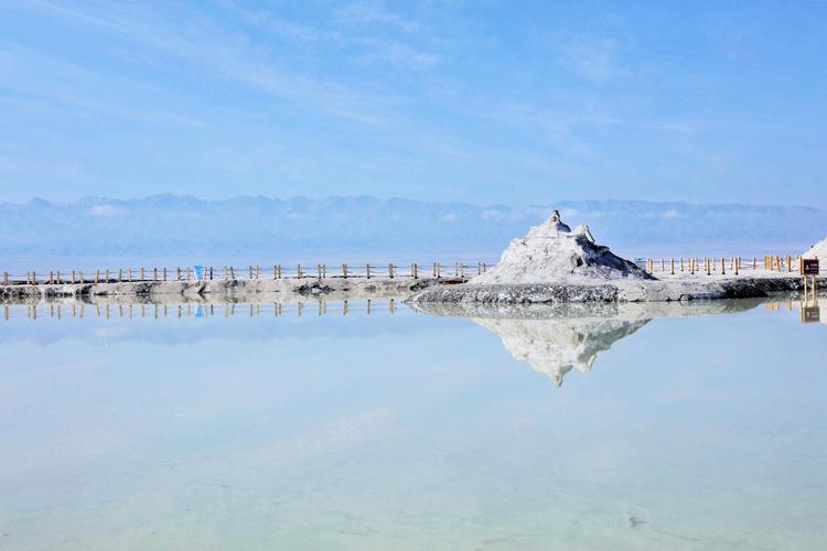 茶卡盐湖盐层纹理近景