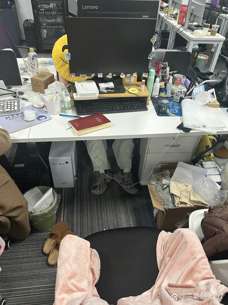 自由职业者混乱的工作台