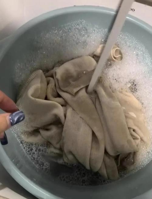 手工清洗针织毛衣现场图