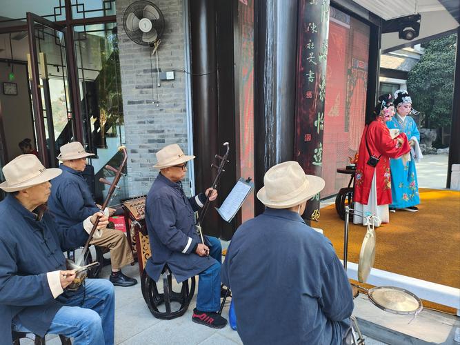 千灯古镇廊檐下老人弹三弦昆曲彩排场景