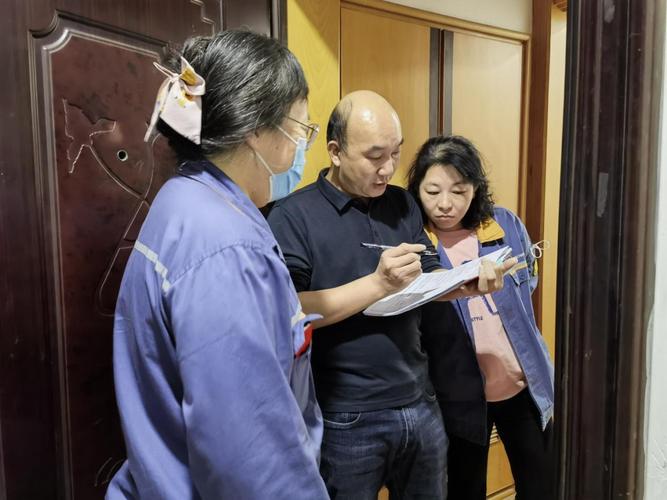 拆迁律师与当事人在上海弄堂里交谈
