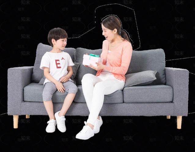 客厅玄关小孩抱老人膝盖暖光剪影