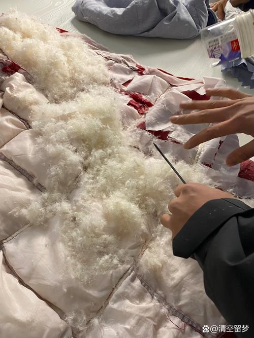 收纳后取出羽绒服手工拍打蓬松过程