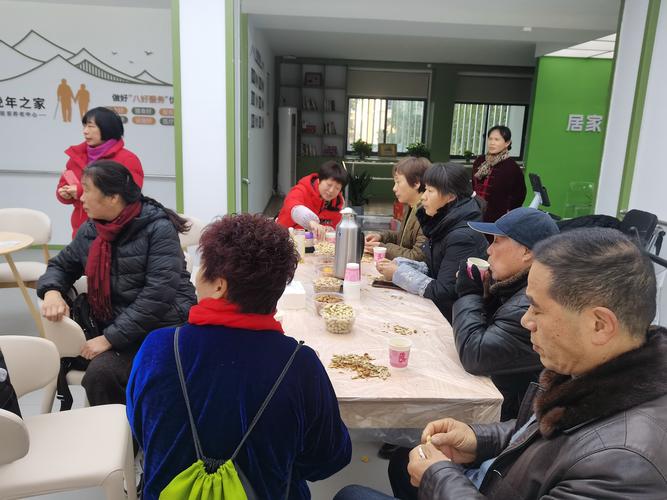 老小区邻里楼下喝茶聊天日常场景