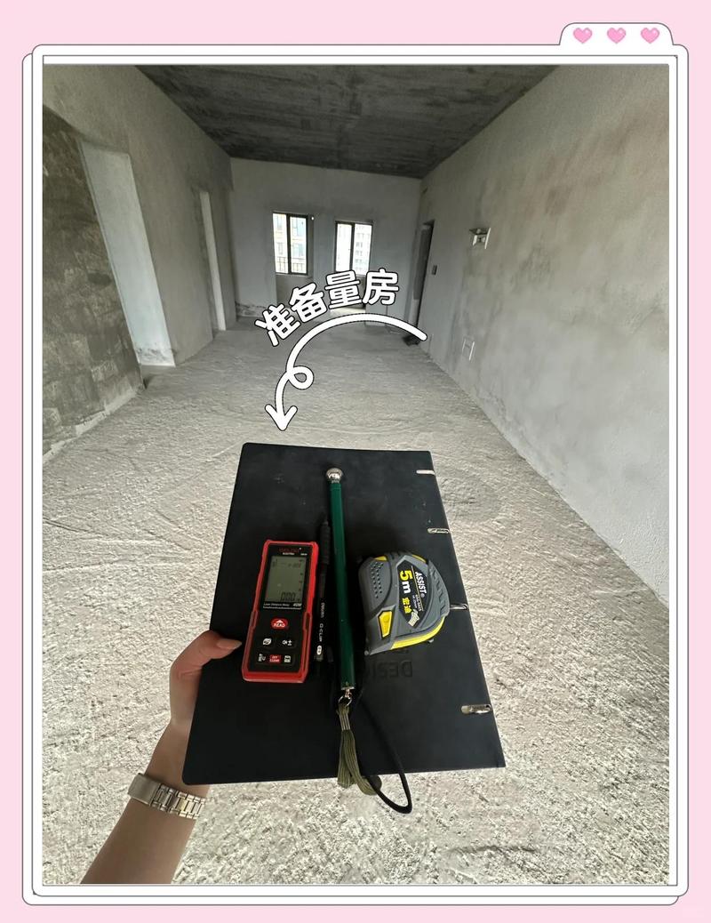 业主与装修工长在毛坯房内对照量房记录核对墙面误差场景