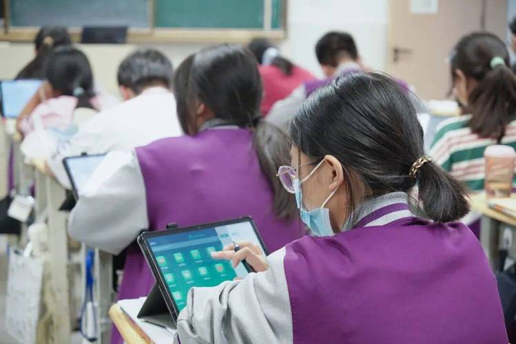 中学生使用平板电脑在校园采集地理数据