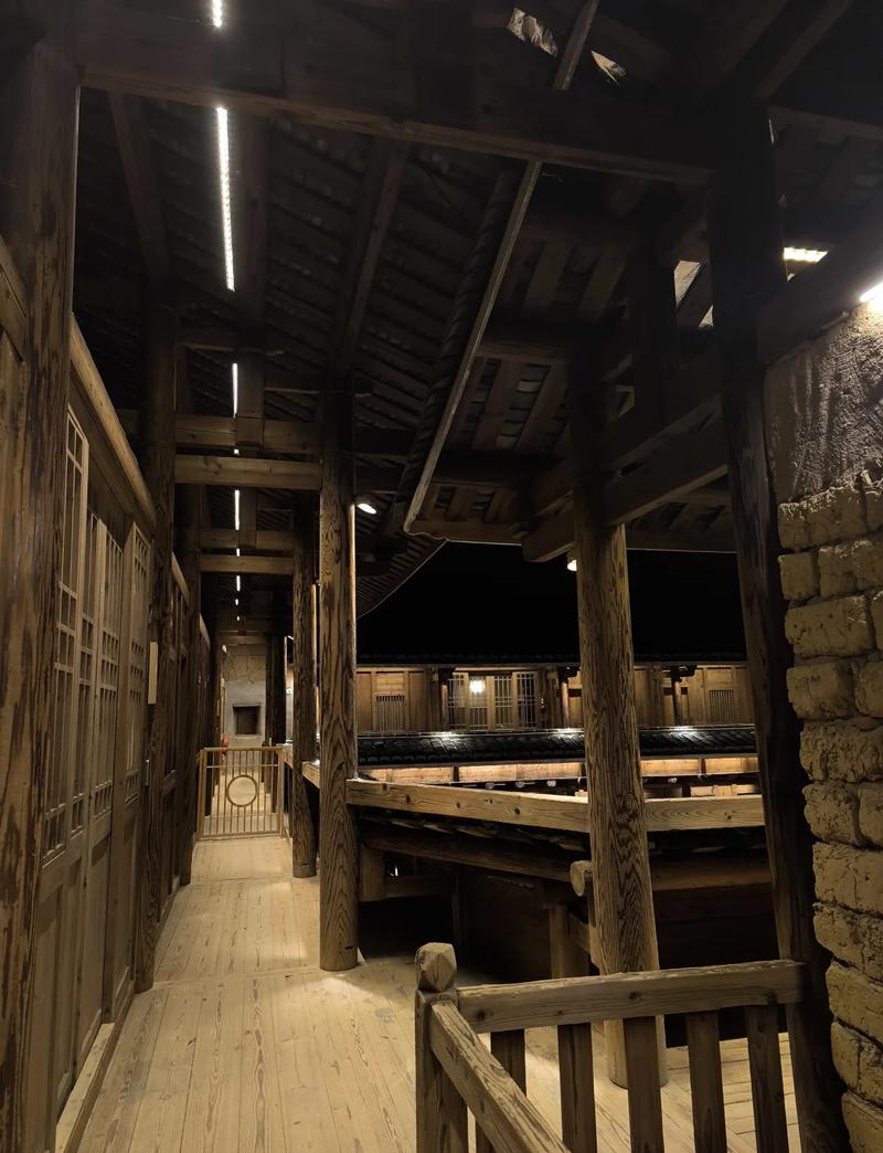 福建土楼内部天井居民生活场景