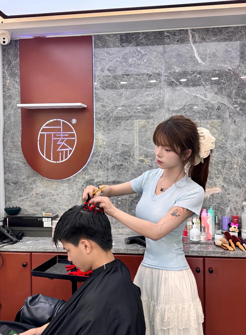 年轻女性在理发店向发型师展示手机里的发型参考照片