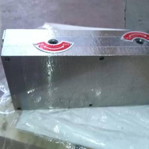 模具加工中心永磁吸盘装夹工件图