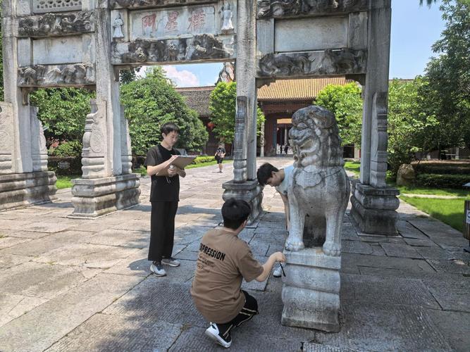 中学生在古城研学活动中测量老建筑尺寸