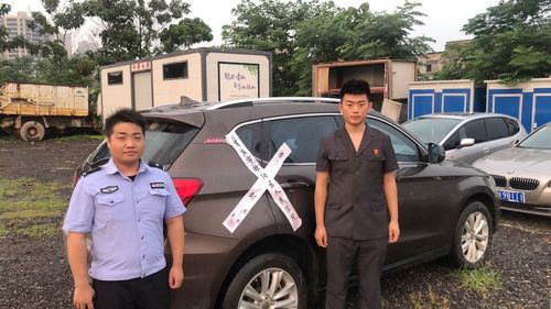 法院执行法官查封债务人车辆现场