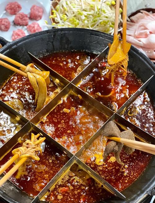 重庆老火锅九宫格牛油锅底特写