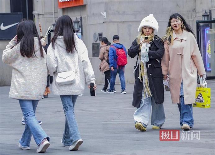 换季街头市民不同厚薄穿衣场景