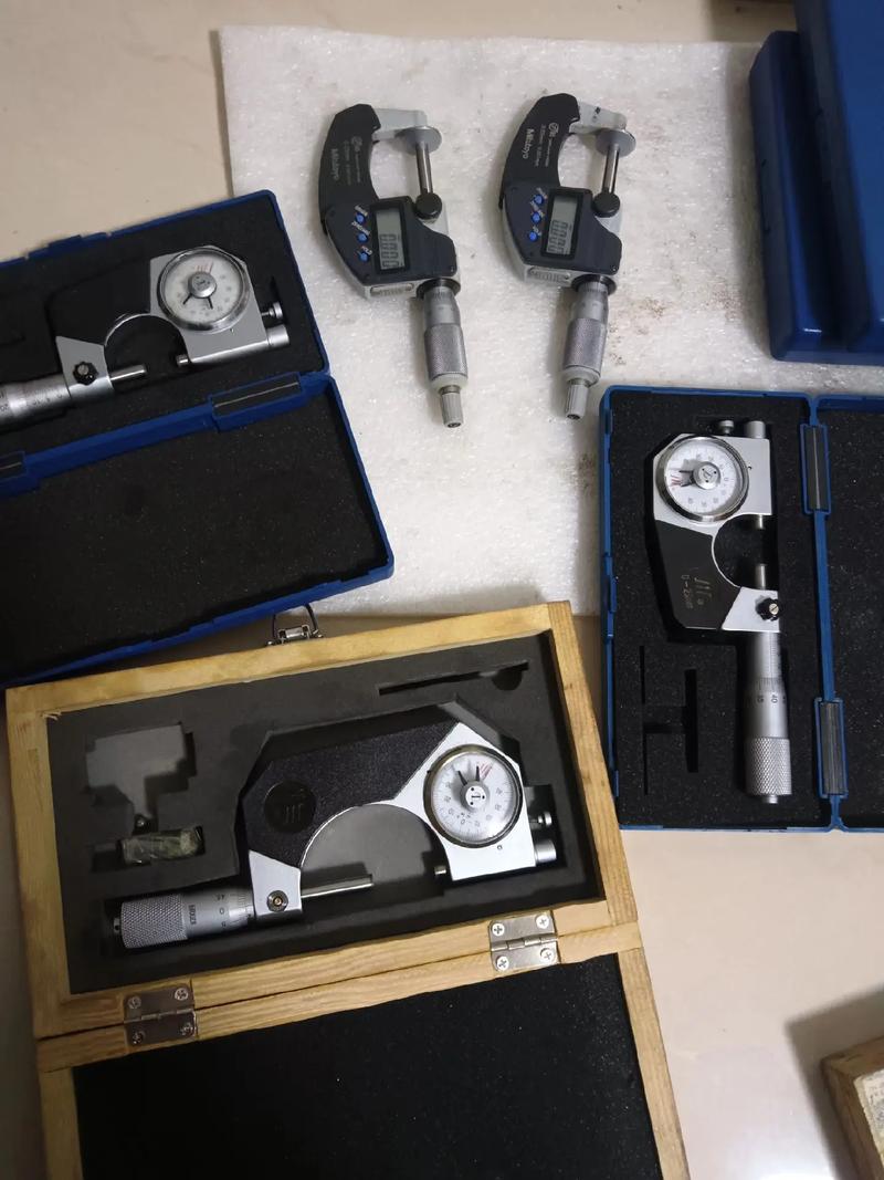 维修厂千分尺测量变矩器锁止离合器间隙