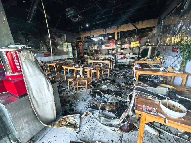 社区烘焙店后厨火灾后待维修现场