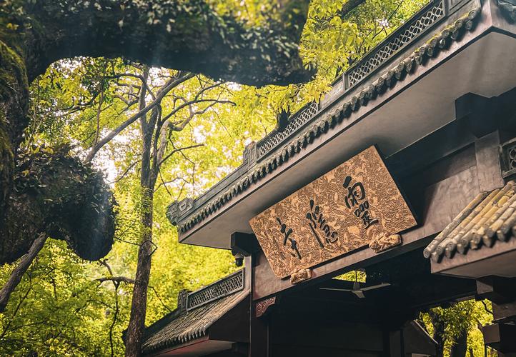灵隐寺山门云雾