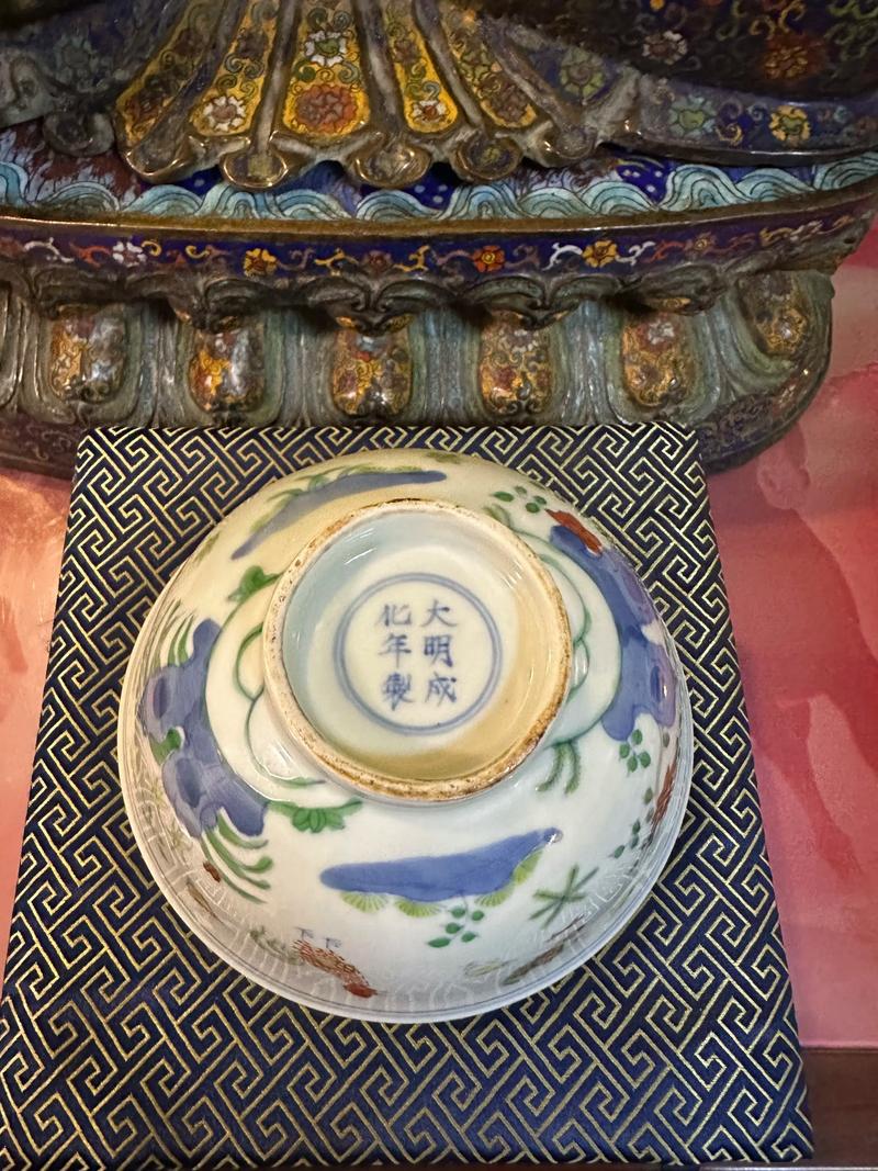 明代成化斗彩鸡缸杯真品局部微距