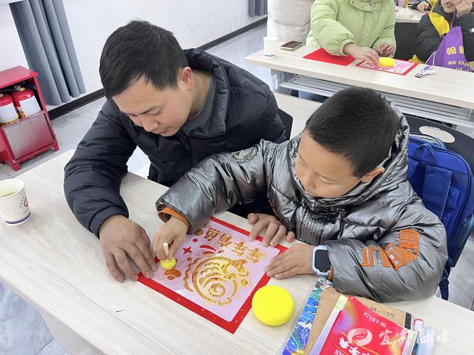 亲子家庭体验传统木刻拓印活动现场