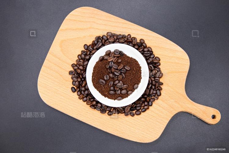 一堆深烘焙咖啡豆特写 表面油光发亮 有些豆子发黑