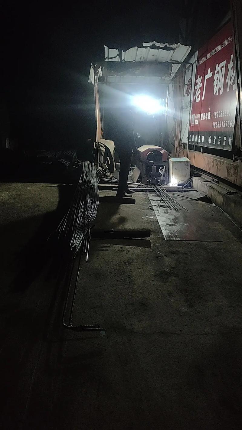 深夜工厂抢修工程师紧盯著无效转速表面板特写