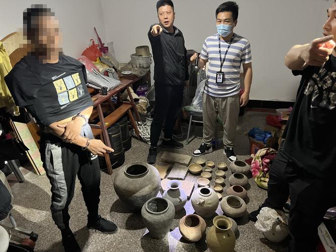 文物犯罪团伙涉案文物鉴定现场工作图