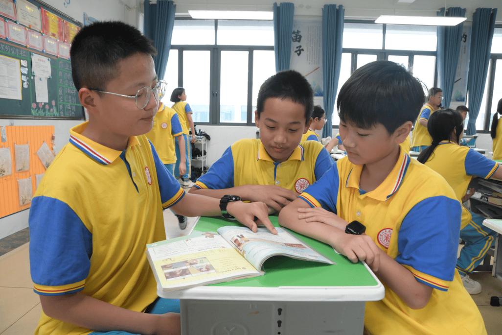 小学课堂小组合作学习场景 同伴互助