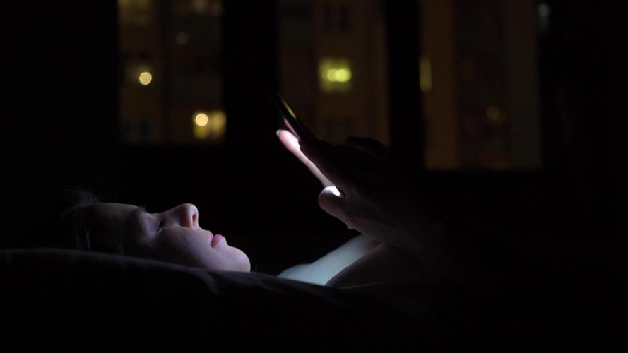深夜刷手机短视频瘾君子特写快照