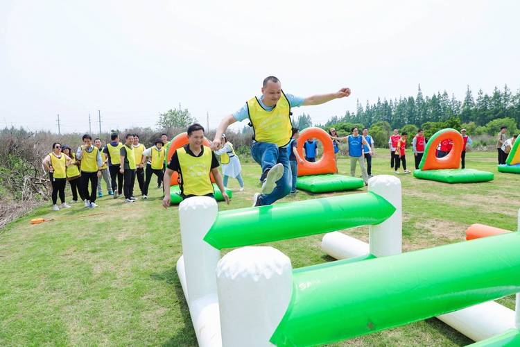 企业户外拓展基地集体闯关现场
