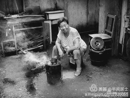 上海威海路弄堂公共灶台煤球炉冒烟的清晨场景
