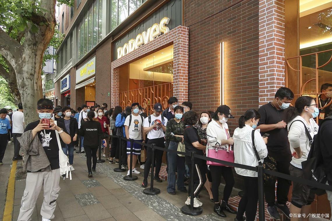 街头潮流品牌门店年轻人排队场景