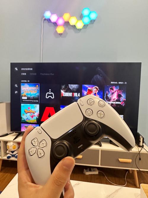 PS5新手玩家对着主机手柄发呆的实拍图