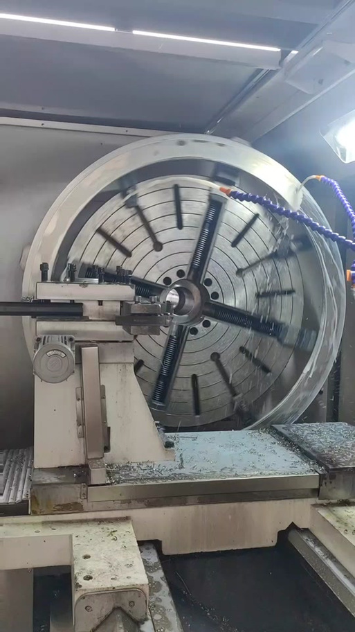 机加工车间数控钻床崩刀报废不锈钢法兰现场