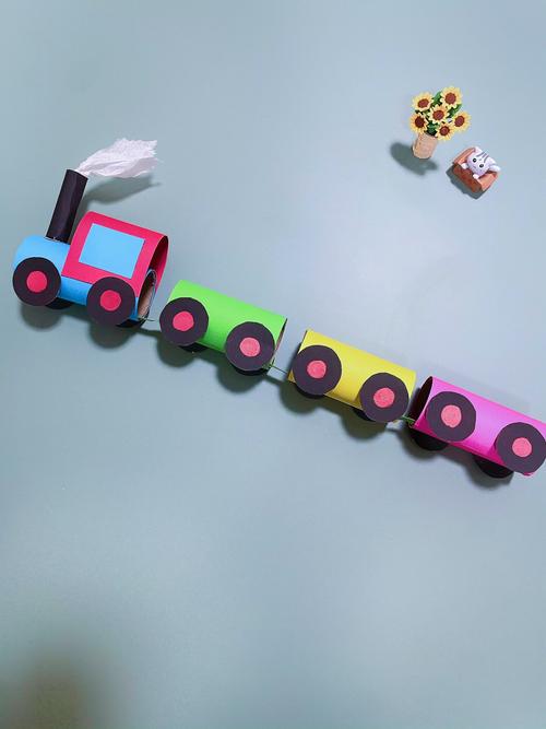 幼儿园手工纸巾筒变废为宝小火车制作图