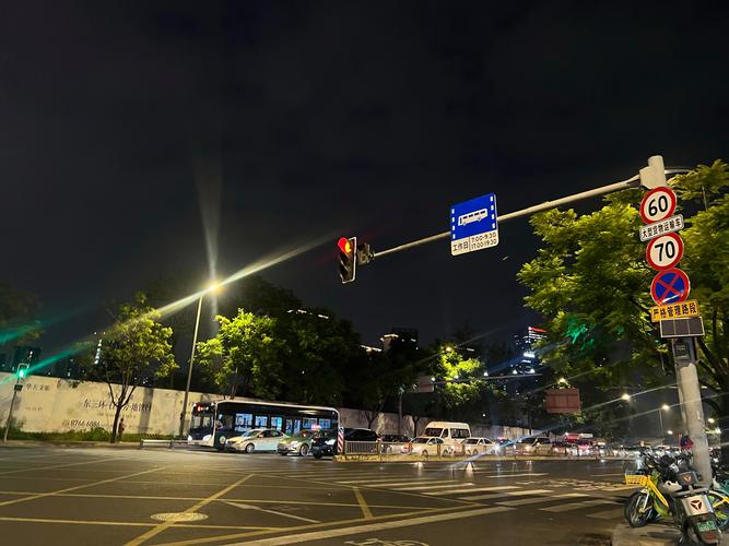 夜晚城市下班高峰期路口红绿灯