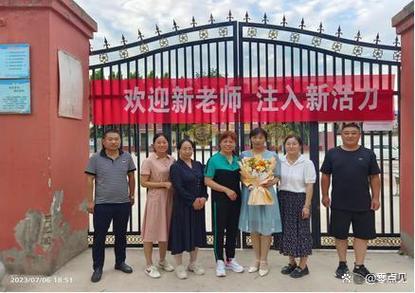 乡村小学学生欢迎轮岗教师到来