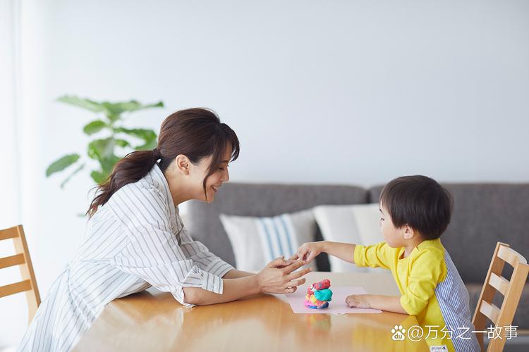 家长与三岁孩子温柔沟通场景表情平静