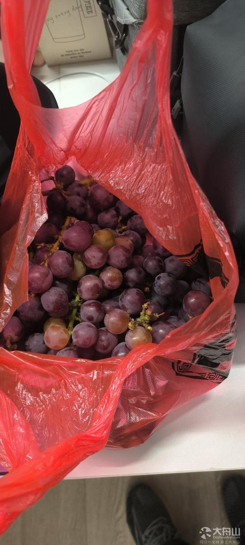 厨房靠窗台面拆开塑料袋摆放的新鲜葡萄