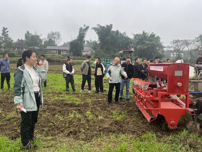 小同行专家在田间地头考察农业机械设备
