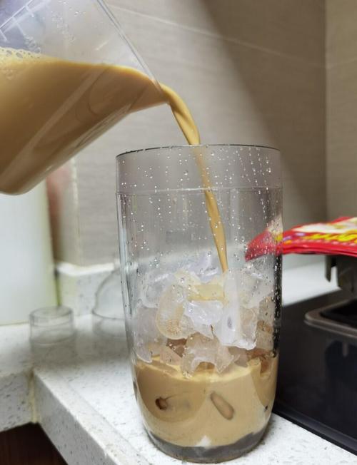 手工茶饮调配-自制奶茶加入海盐的特写图