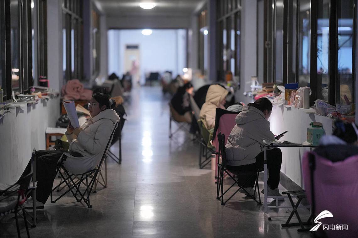 深夜台灯下学生对着电脑研究大学专业列表